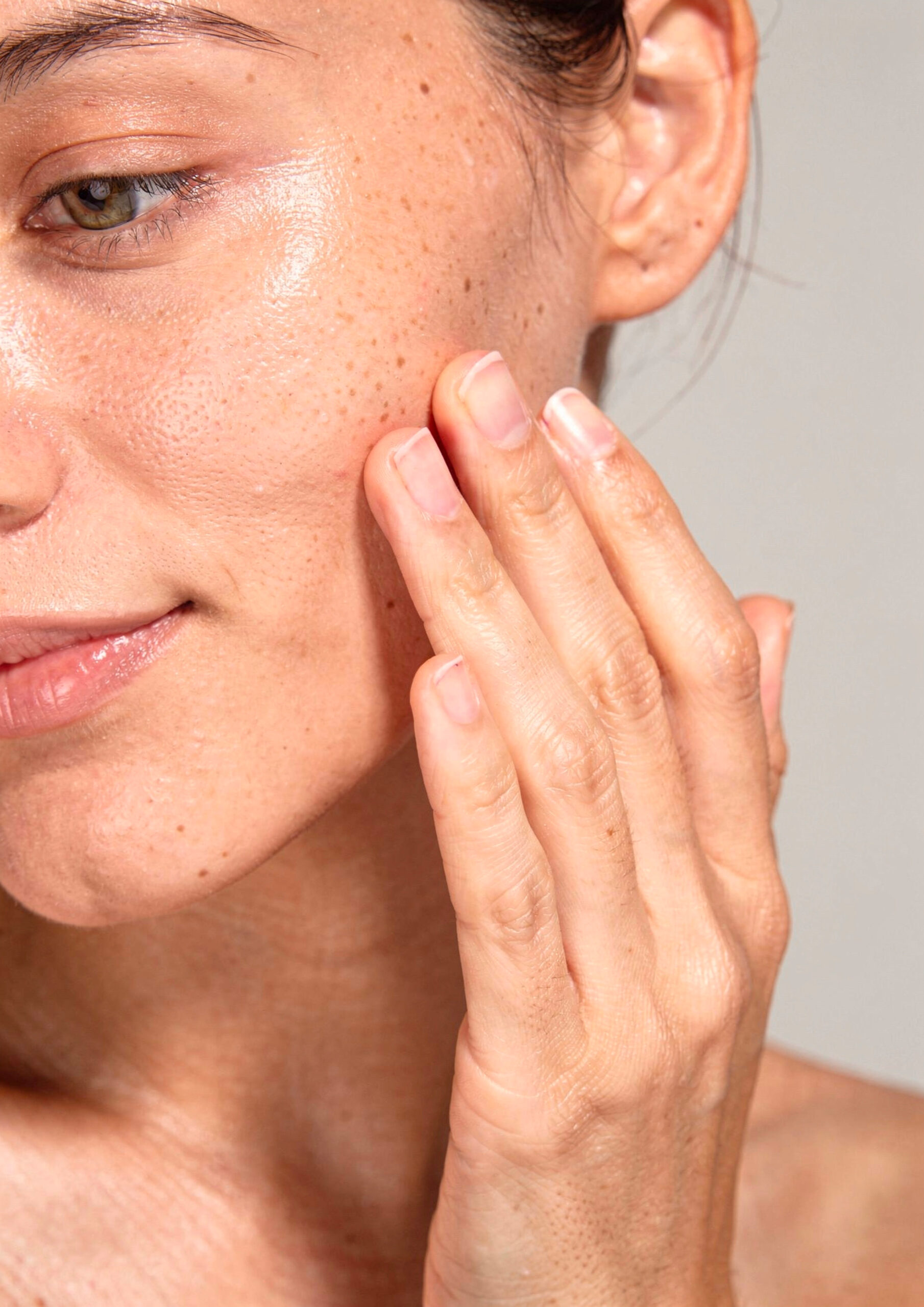 Femme utilisant une lotion Joas pour la peau